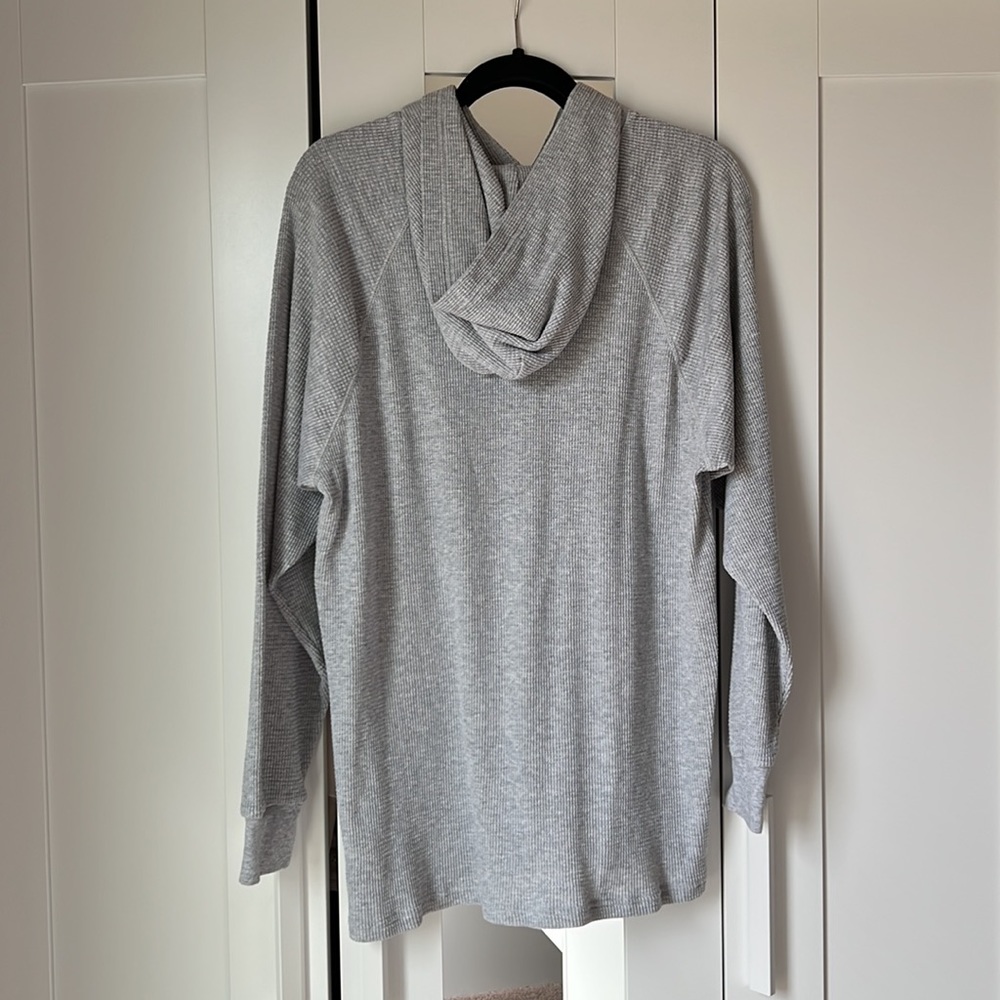 ⭐️ HP ⭐️ New Aritzia TNA Superior Waffle Thermal Hoodie in Heather Light Grey - Picture 2 of 6